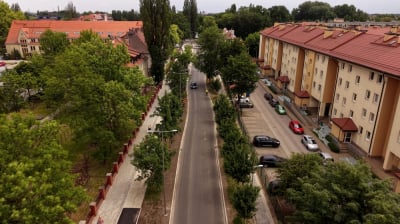 Kostka zniknęła, a jezdnia jest dużo szersza. Mieszkańcy prawie rok czekali na nową Koszarową [WIDEO]