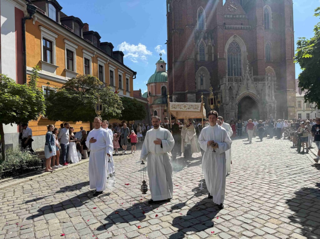 "To dla mnie spokojny i cudowny czas". Wierni przeszli przez Wrocław w procesji
