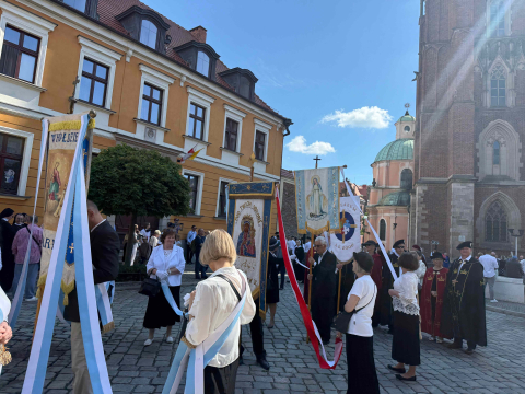 "To dla mnie spokojny i cudowny czas". Wierni przeszli przez Wrocław w procesji Bożego Ciała - 0