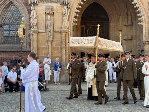 "To dla mnie spokojny i cudowny czas". Wierni przeszli przez Wrocław w procesji Bożego Ciała - 1