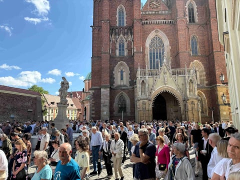 "To dla mnie spokojny i cudowny czas". Wierni przeszli przez Wrocław w procesji Bożego Ciała - 2