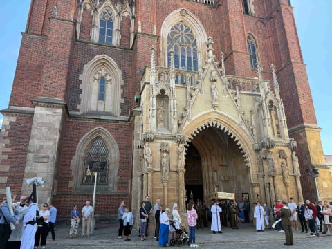 "To dla mnie spokojny i cudowny czas". Wierni przeszli przez Wrocław w procesji Bożego Ciała - 3