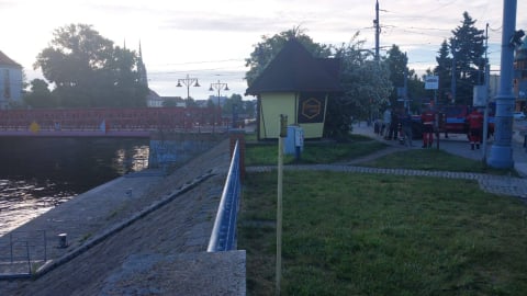 Szósta rano i kąpiel w Odrze. Do rzeki wskoczyli... pijani Hiszpanie - 1