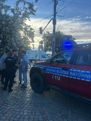 Szósta rano i kąpiel w Odrze. Do rzeki wskoczyli... pijani Hiszpanie - 3