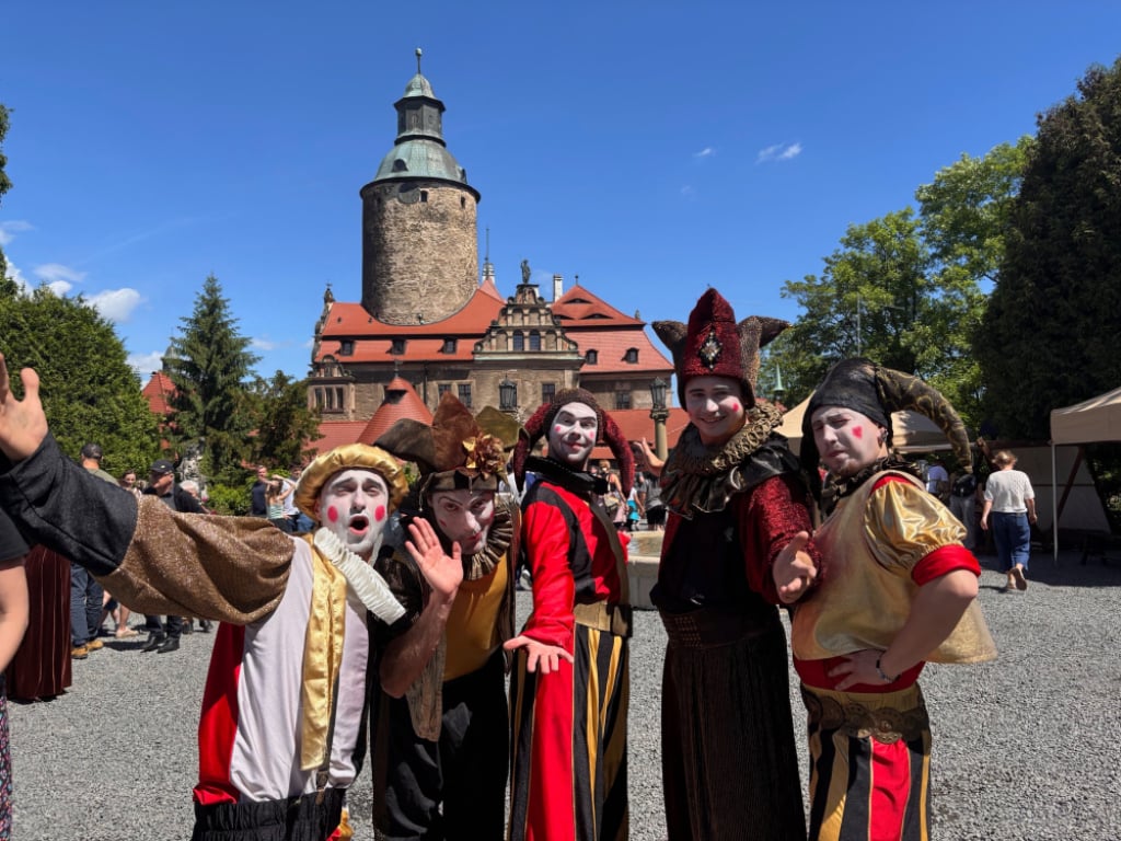 Zamek Czocha przenosi do przeszłości. Na długi weekend zmienił się w średniowieczną osadę