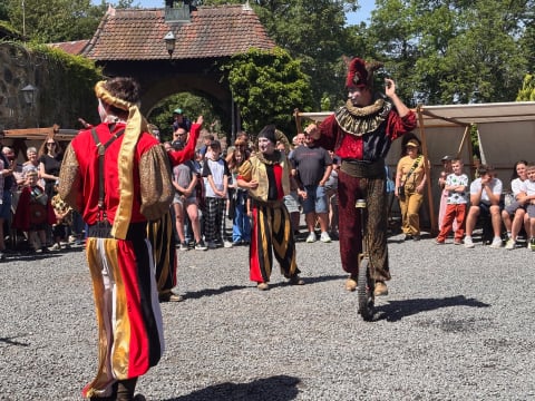 Zamek Czocha przenosi do przeszłości. Na długi weekend zmienił się w średniowieczną osadę - 2