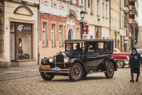Dawne samochody wyjeżdżają z garaży. To przepiękne modele!  - 0