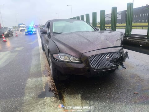 Osobówka uderzyła w bariery na AOW. Utrudnienia w kierunku Warszawy - 2