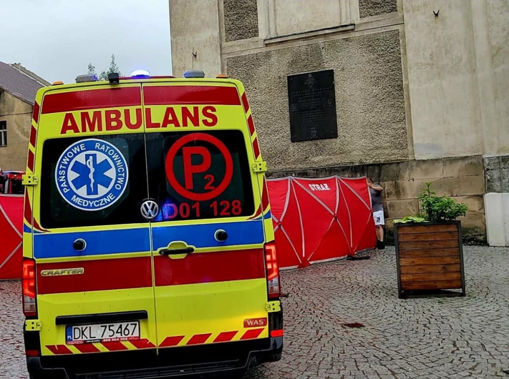 Dwie osoby nie żyją po wypadku w Bardzie. Samoch&oacute;d wjechał na chodnik