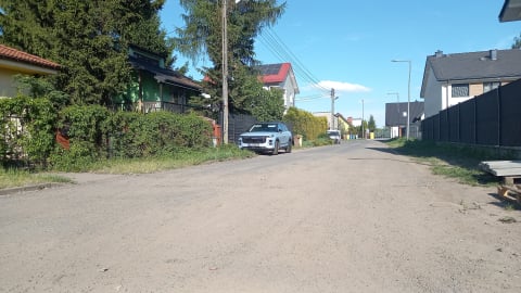 Dziurawe drogi i brak chodników. Mieszkańcy Osiedla Sienkiewicza w Legnicy czują się zapomniani przez władze miasta - 1