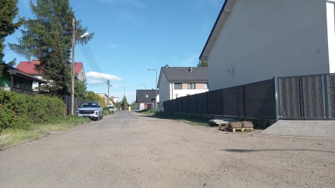 Dziurawe drogi i brak chodników. Mieszkańcy Osiedla Sienkiewicza w Legnicy czują się zapomniani przez władze miasta - 2