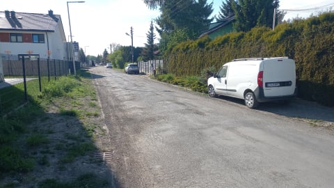 Dziurawe drogi i brak chodników. Mieszkańcy Osiedla Sienkiewicza w Legnicy czują się zapomniani przez władze miasta - 3