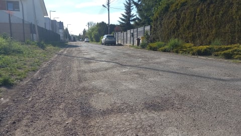 Dziurawe drogi i brak chodników. Mieszkańcy Osiedla Sienkiewicza w Legnicy czują się zapomniani przez władze miasta - 5