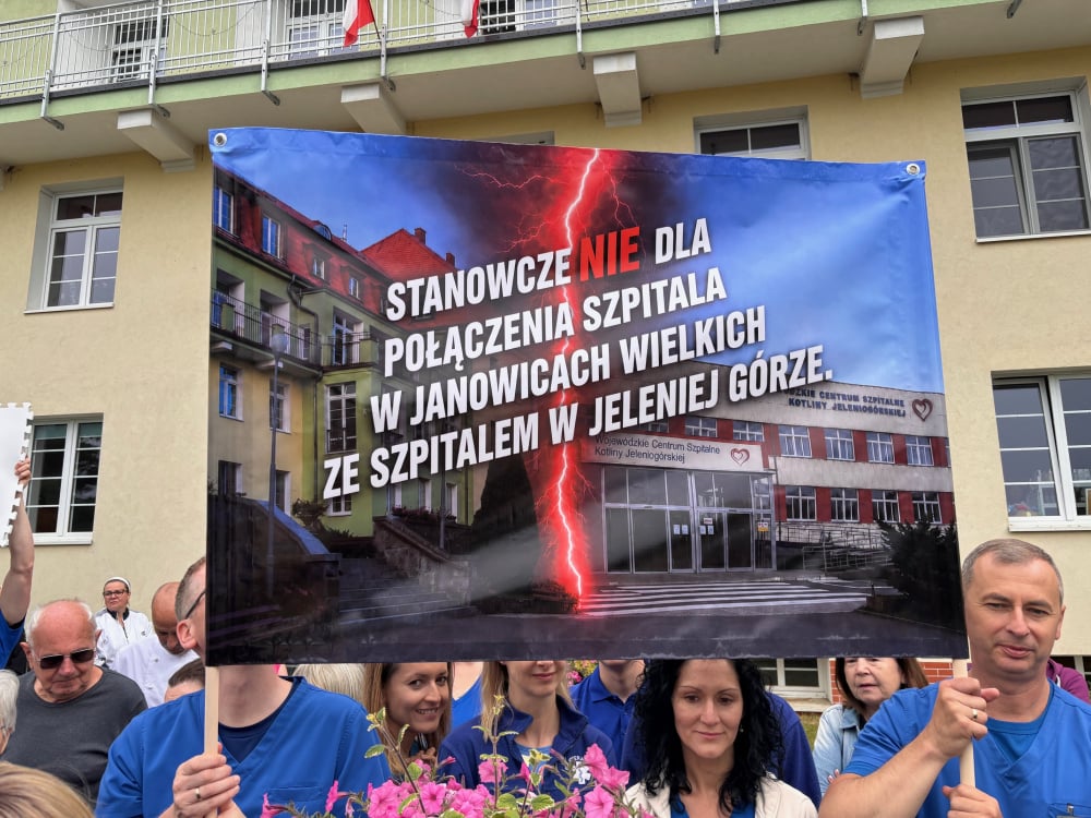 "Nie dla łączenia szpitali". W Janowicach Wielkich nie chcą fuzji z placówką w Jeleniej Górze - Protest w sprawie potencjalnego połączenia szpitali.