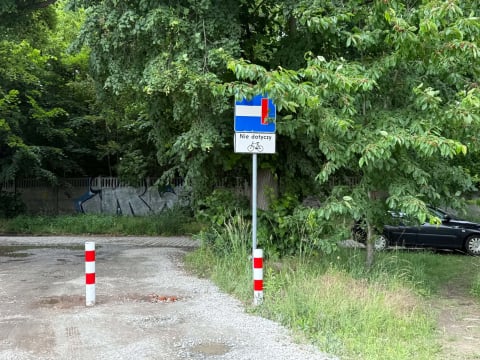 Słupki podzieliły Zacharzyce. Wygodny dojazd muszą zastąpić "rozjeżdżonym klepiskiem". To efekt remontu na Gazowej - 0