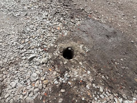 Słupki podzieliły Zacharzyce. Wygodny dojazd muszą zastąpić "rozjeżdżonym klepiskiem". To efekt remontu na Gazowej - 2