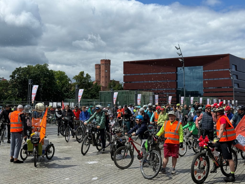 Przez centrum przejechał peleton rowerzystów. Mimo deszczu frekwencja dopisała – Setki rowerzystów przejechały przez Wrocław