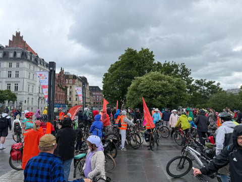 Przez centrum przejechał peleton rowerzystów. Mimo deszczu frekwencja dopisała - 6