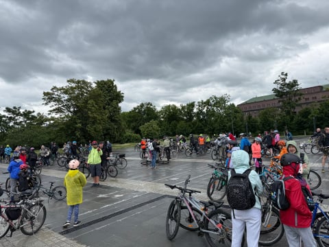Przez centrum przejechał peleton rowerzystów. Mimo deszczu frekwencja dopisała - 7