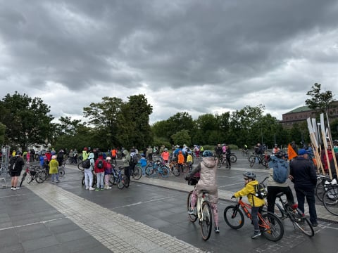 Przez centrum przejechał peleton rowerzystów. Mimo deszczu frekwencja dopisała - 8