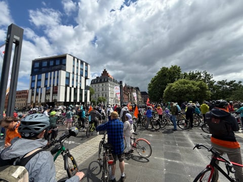 Przez centrum przejechał peleton rowerzystów. Mimo deszczu frekwencja dopisała - 0