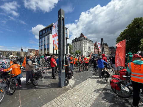 Przez centrum przejechał peleton rowerzystów. Mimo deszczu frekwencja dopisała - 1