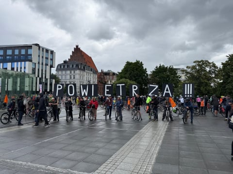 Przez centrum przejechał peleton rowerzystów. Mimo deszczu frekwencja dopisała - 2