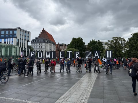 Przez centrum przejechał peleton rowerzystów. Mimo deszczu frekwencja dopisała - 3