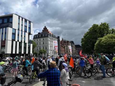 Przez centrum przejechał peleton rowerzystów. Mimo deszczu frekwencja dopisała - 4