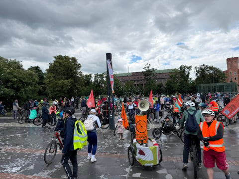Przez centrum przejechał peleton rowerzystów. Mimo deszczu frekwencja dopisała - 5