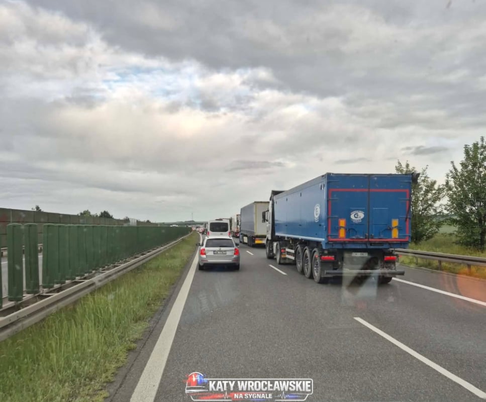 Ogromny korek na S8 w stronę Wrocławia. Doszło tam do wypadku