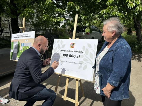 Mieszkańcy Długosza 62 czekają 2 lata aż urzędnicy spełnią obietnicę. Ich podwórko miało być wzorem, a zarasta i niszczeje - 2