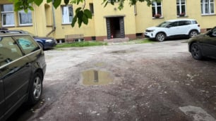 Czekają 2 lata aż urzędnicy spełnią obietnicę. Ich podw&oacute;rko zarasta i niszczeje