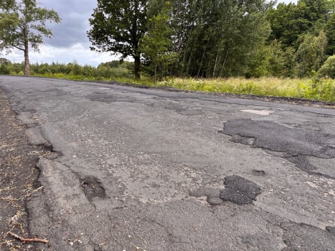 Droga do Zamku Czocha nie będzie już dziurawa. Powiat modernizuje drogę z Leśnej do Złotnik Lubańskich - 0