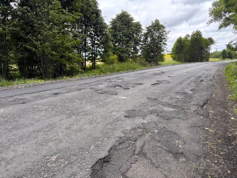 Droga do Zamku Czocha nie będzie już dziurawa. Powiat modernizuje drogę z Leśnej do Złotnik Lubańskich - 1