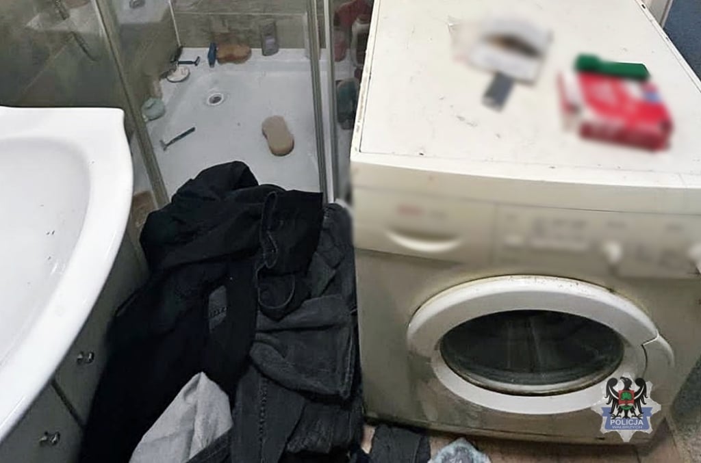 Był poszukiwany, więc ukrył się pod stertą brudnych ubrań. Policja i tak go znalazła