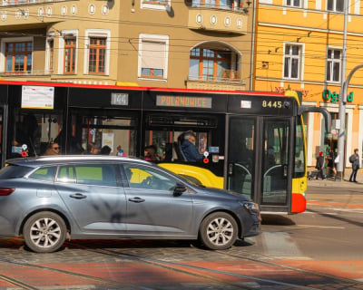 Kierowca MPK nie pom&oacute;gł 13-latkowi? Chłopiec miał dostać ataku epilepsji w autobusie