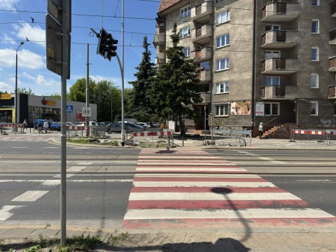 Na Hubskiej stawiają sygnalizację świetlną. Co z progami zwalniającymi w tym samym miejscu? - 0