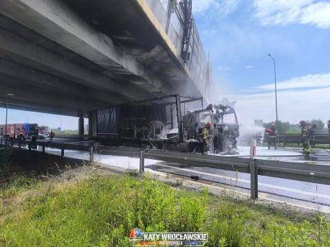 Ciężarówka stanęła w płomieniach na S5. Były ogromne utrudnienia w kierunku Wrocławia [ZDJĘCIA] - 6