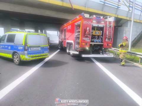 Ciężarówka stanęła w płomieniach na S5. Były ogromne utrudnienia w kierunku Wrocławia [ZDJĘCIA] - 14
