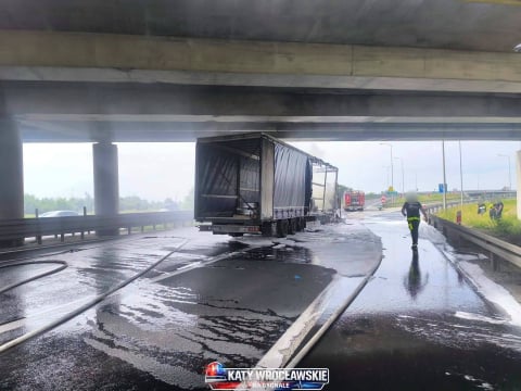 Ciężarówka stanęła w płomieniach na S5. Były ogromne utrudnienia w kierunku Wrocławia [ZDJĘCIA] - 4
