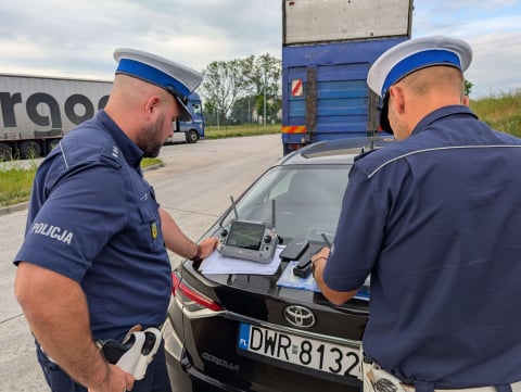 Policyjny dron czuwał dzisiaj nad bezpieczeństwem na przejeździe kolejowym w Chrzanowie - 0