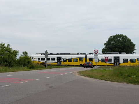 Policyjny dron czuwał dzisiaj nad bezpieczeństwem na przejeździe kolejowym w Chrzanowie - 1