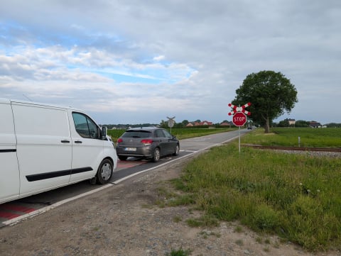 Policyjny dron czuwał dzisiaj nad bezpieczeństwem na przejeździe kolejowym w Chrzanowie - 3