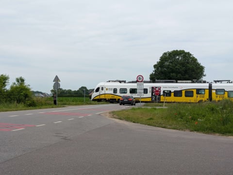 Policyjny dron czuwał dzisiaj nad bezpieczeństwem na przejeździe kolejowym w Chrzanowie - 4