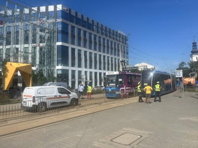 Zerwana trakcja i połamany pantograf na Wr&oacute;blewskiego [AKTUALIZACJA]