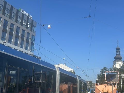 Zerwana trakcja i połamany pantograf na Wróblewskiego. Tramwaje stoją w ogromnym korku [AKTUALIZACJA] - 1