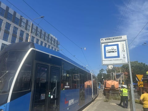 Zerwana trakcja i połamany pantograf na Wróblewskiego. Tramwaje stoją w ogromnym korku [AKTUALIZACJA] - 2