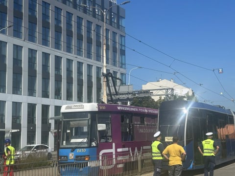 Zerwana trakcja i połamany pantograf na Wróblewskiego. Tramwaje stoją w ogromnym korku [AKTUALIZACJA] - 3