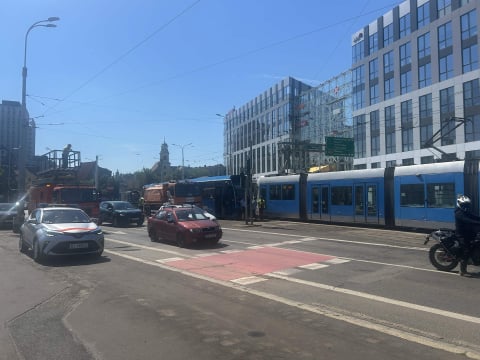 Zerwana trakcja i połamany pantograf na Wróblewskiego. Tramwaje stoją w ogromnym korku [AKTUALIZACJA] - 4